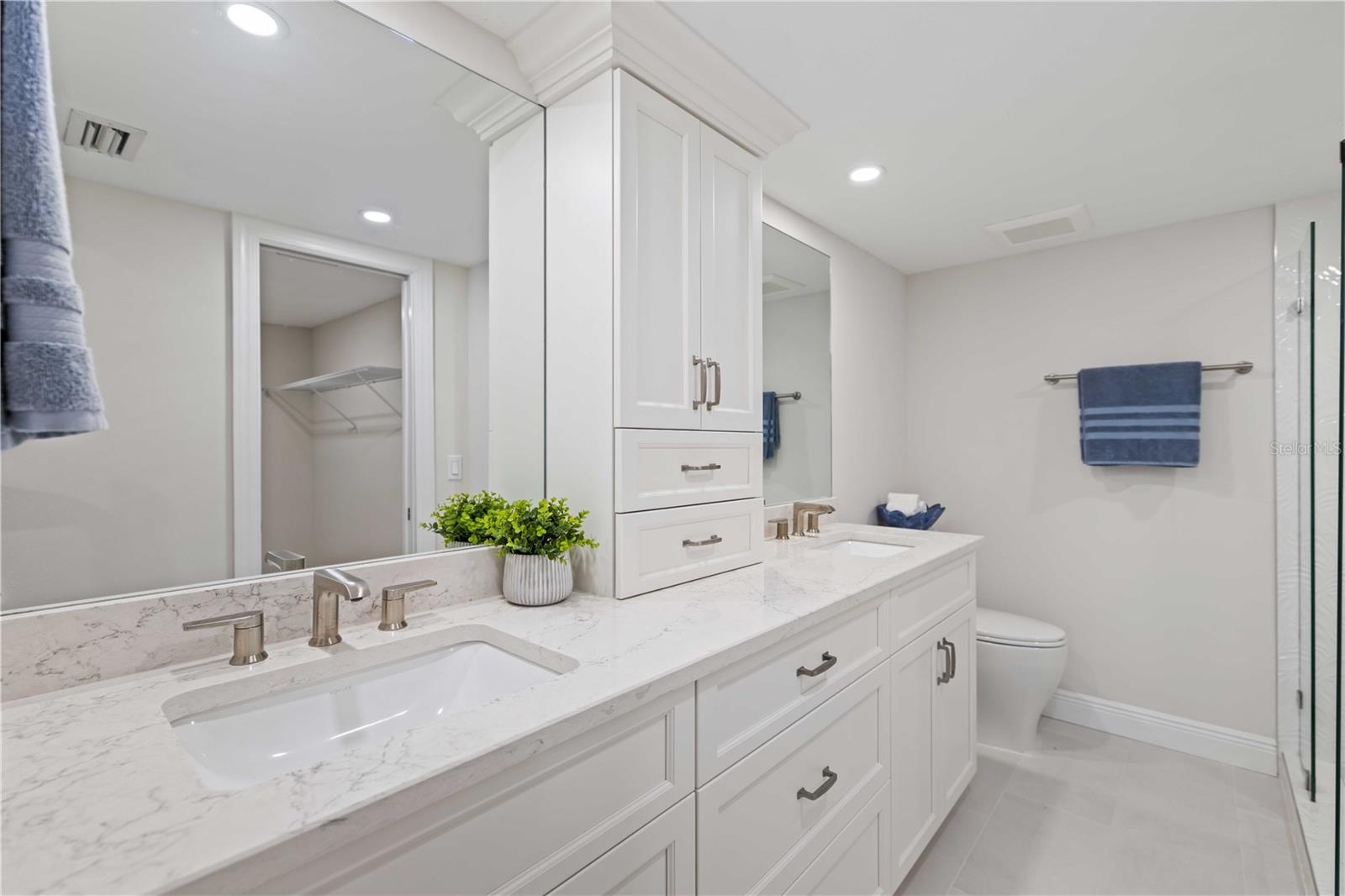 Image 22 of 66 For 5760 Midnight Pass Road 307d