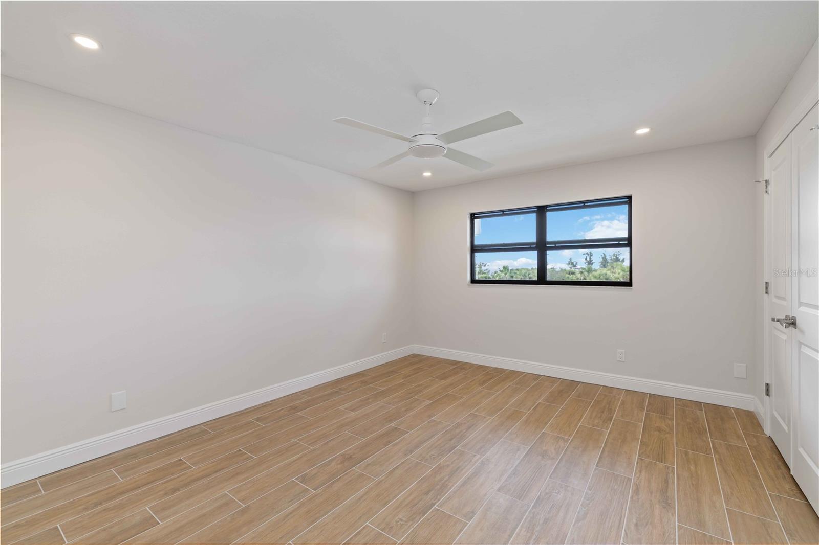 Image 27 of 66 For 5760 Midnight Pass Road 307d