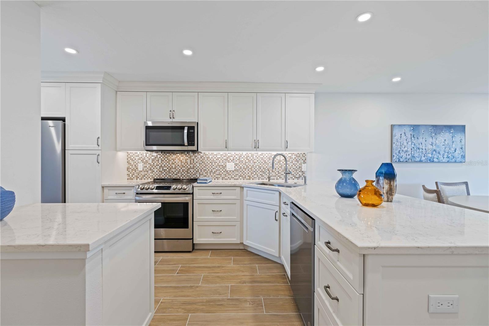 Image 5 of 66 For 5760 Midnight Pass Road 307d