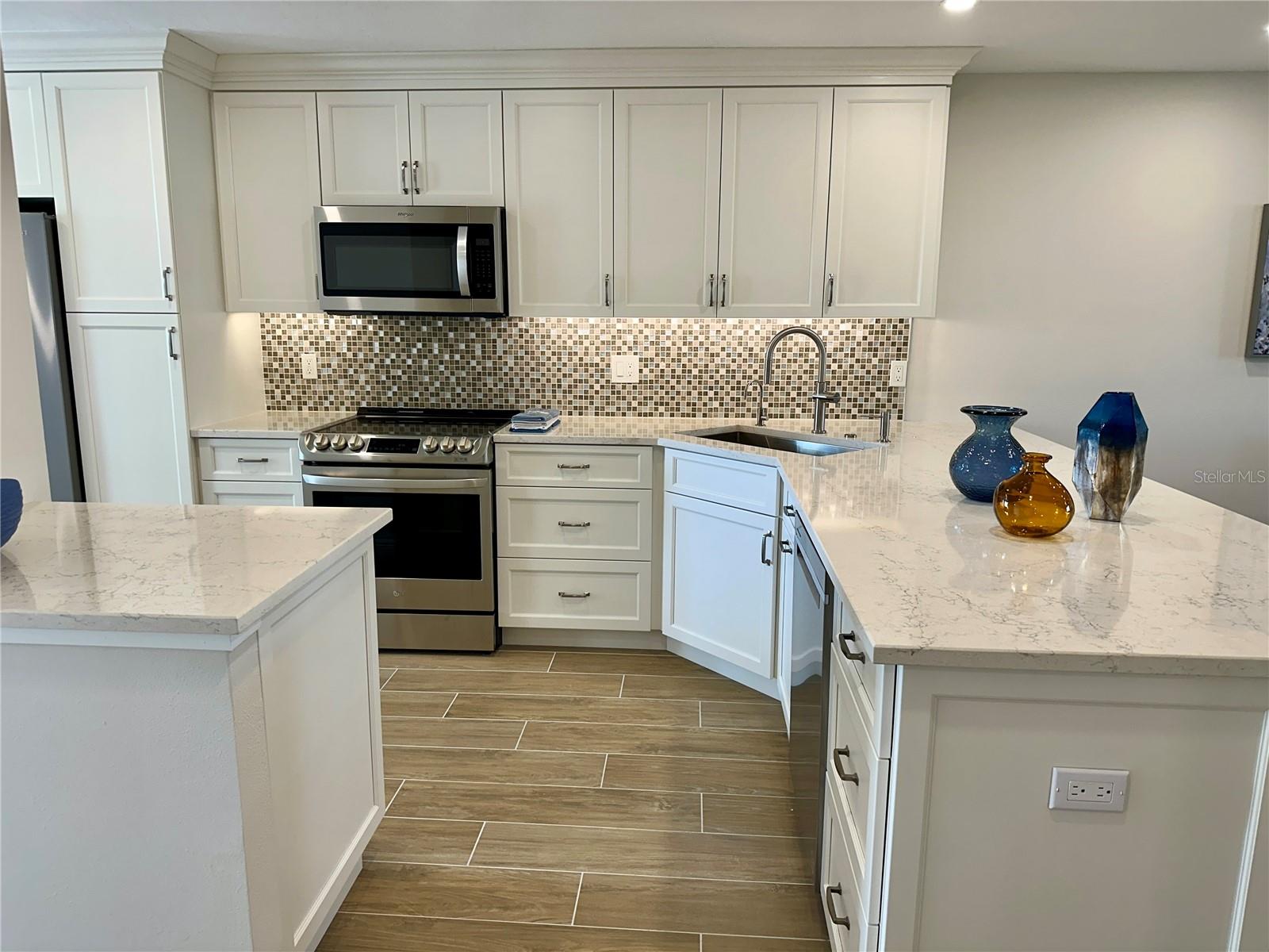 Image 9 of 66 For 5760 Midnight Pass Road 307d