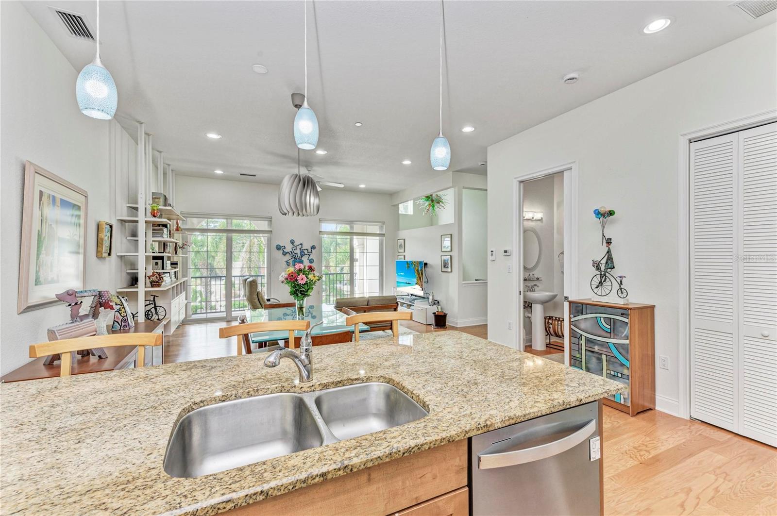 Image 11 of 34 For 435 Nokomis Avenue S 312