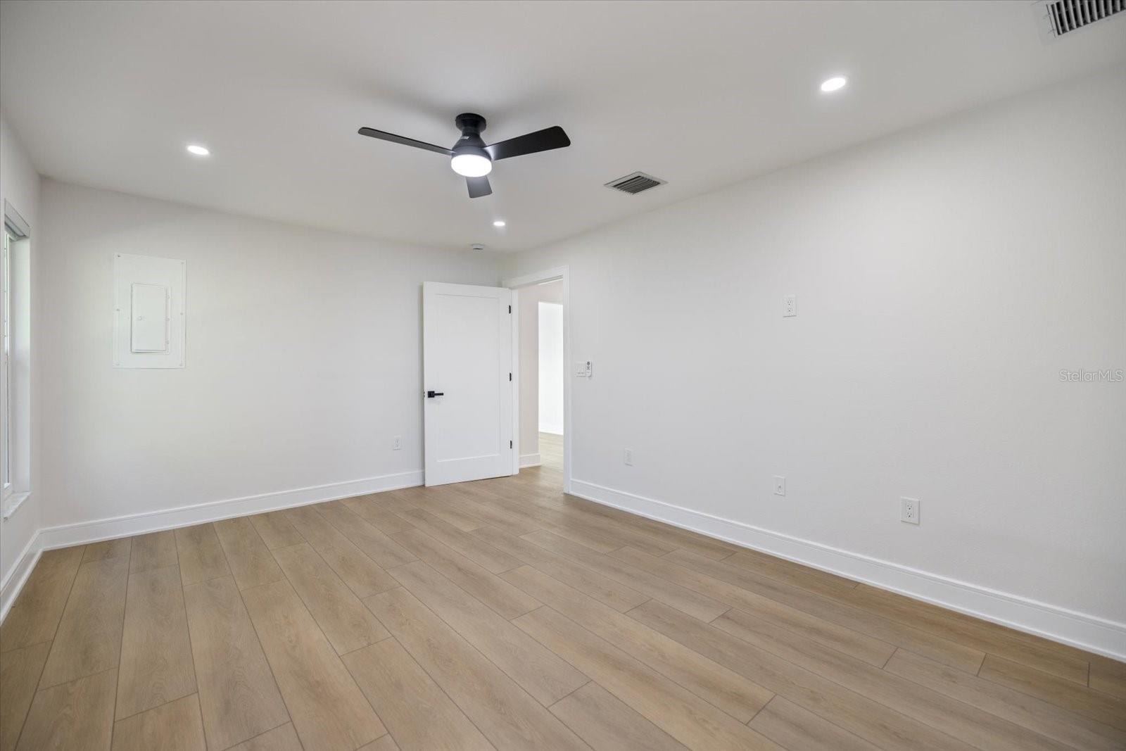 Image 17 of 51 For 470 Leger Drive