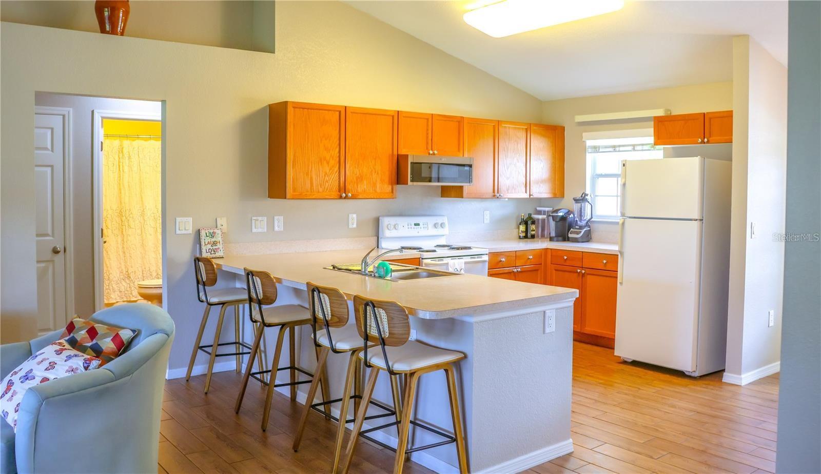 Image 7 of 13 For 421 Londrina Drive