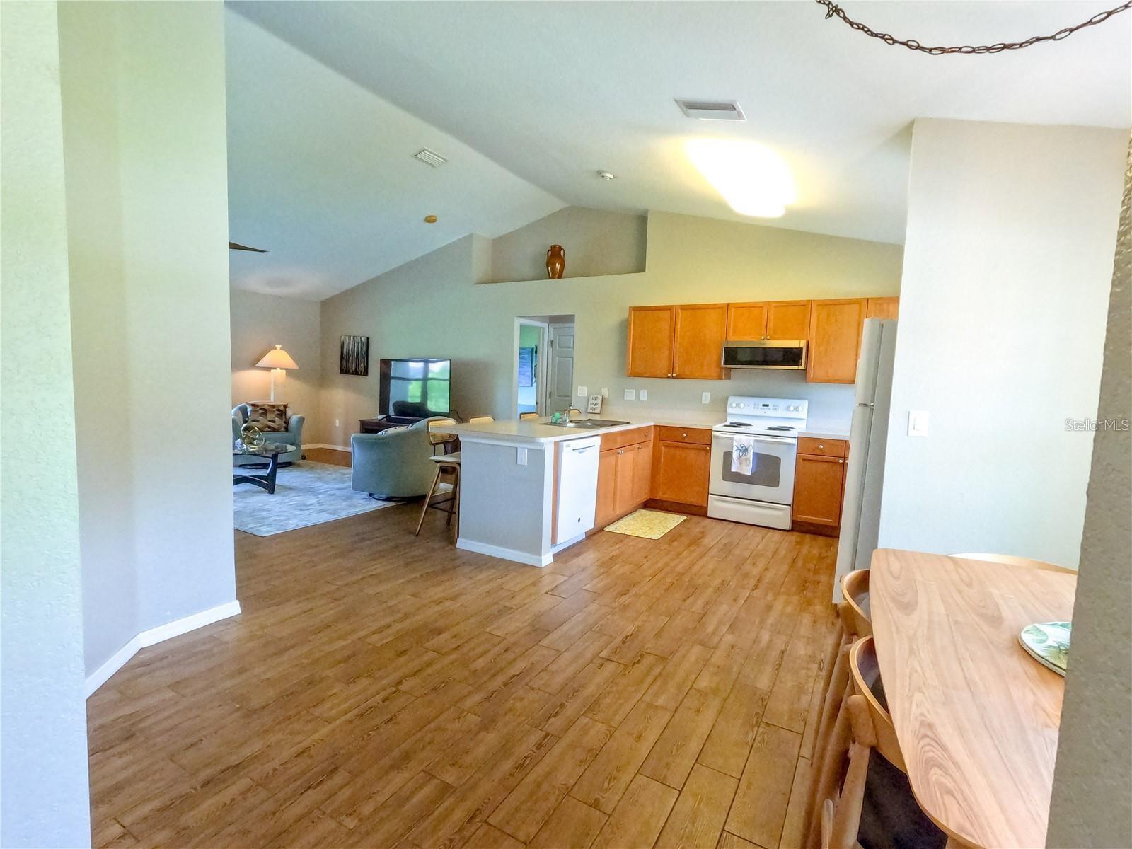 Image 8 of 13 For 421 Londrina Drive