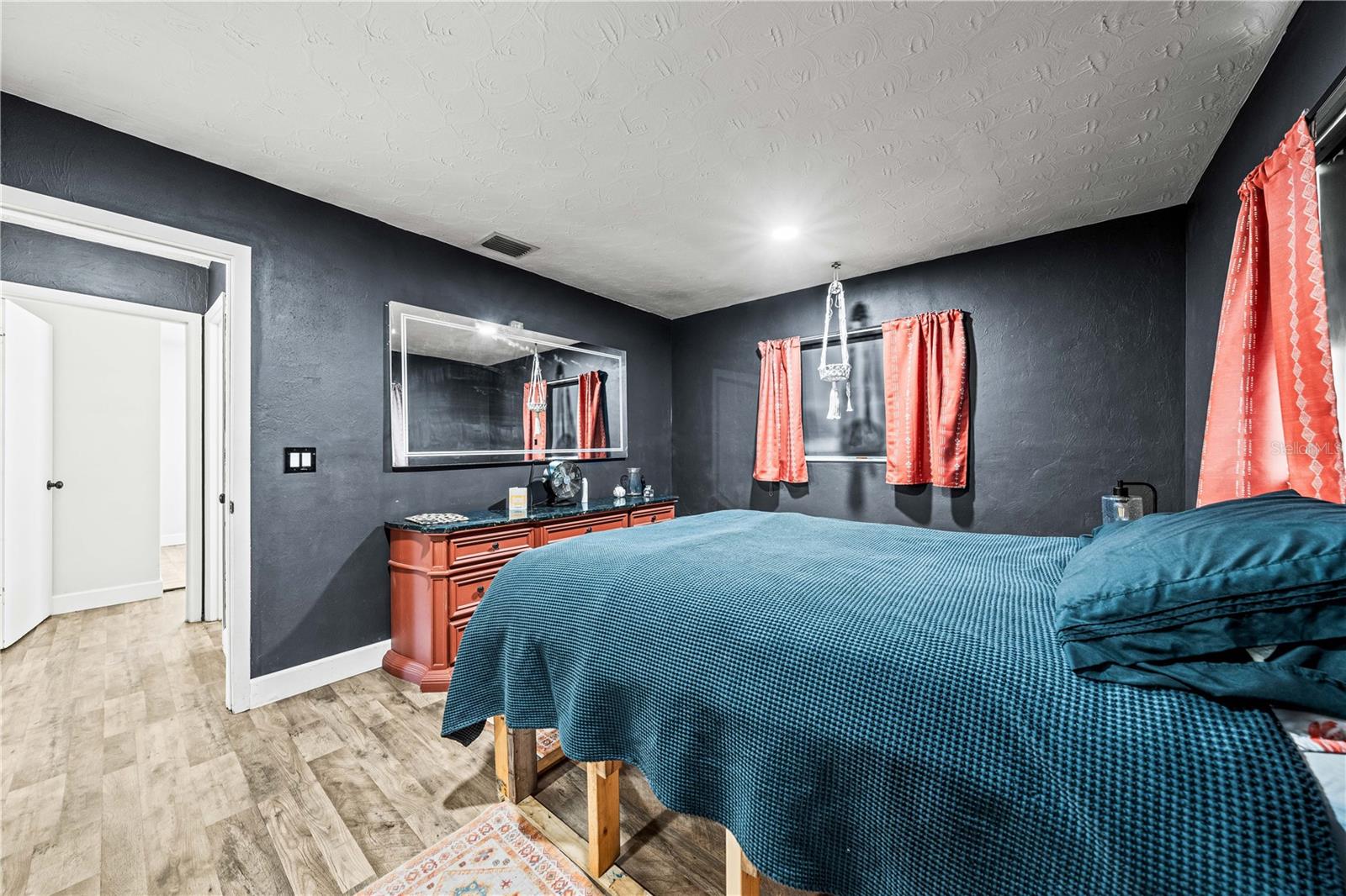 Image 24 of 59 For 2611 Huntington Avenue