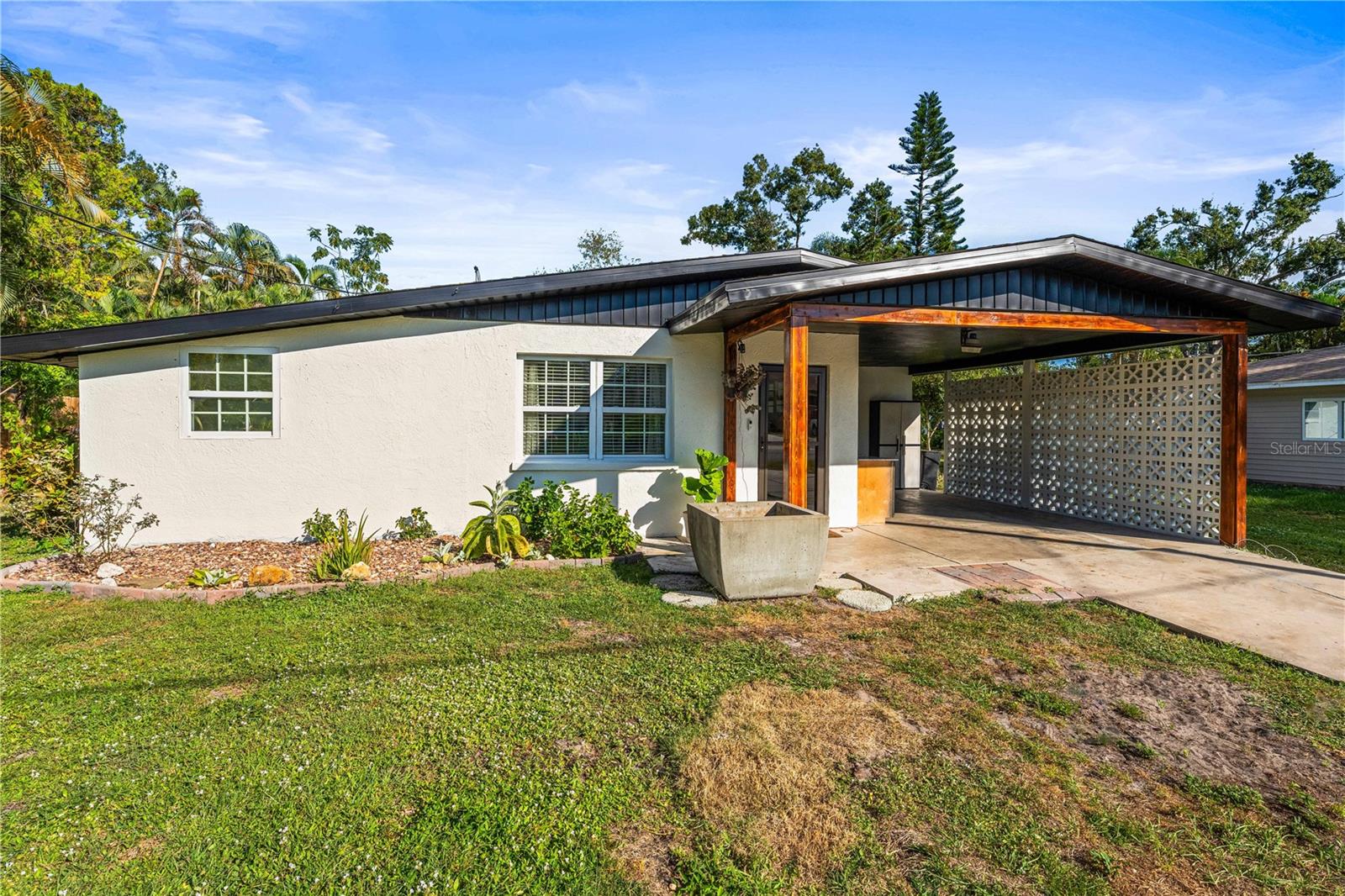 Image 3 of 59 For 2611 Huntington Avenue