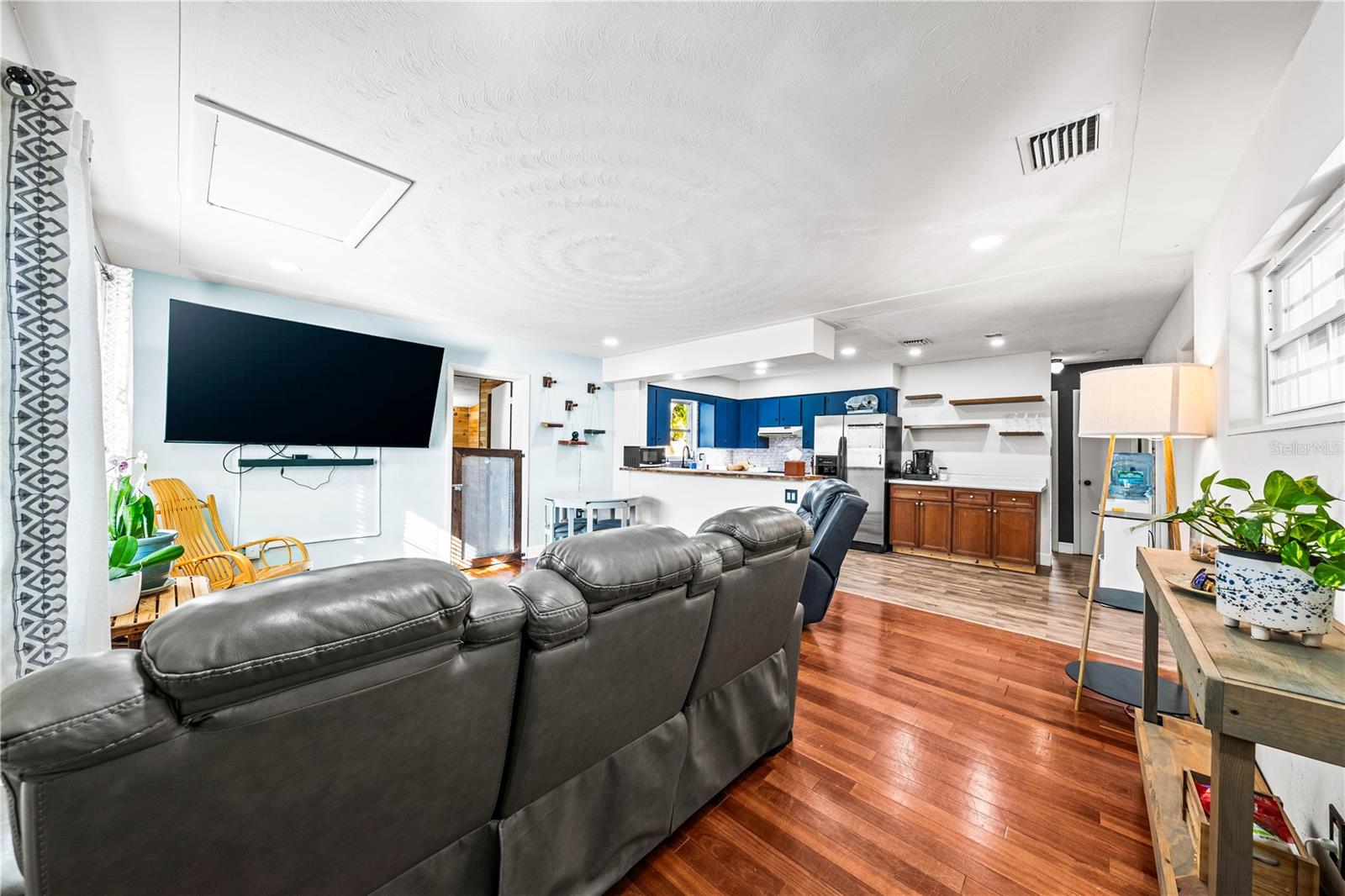 Image 8 of 59 For 2611 Huntington Avenue