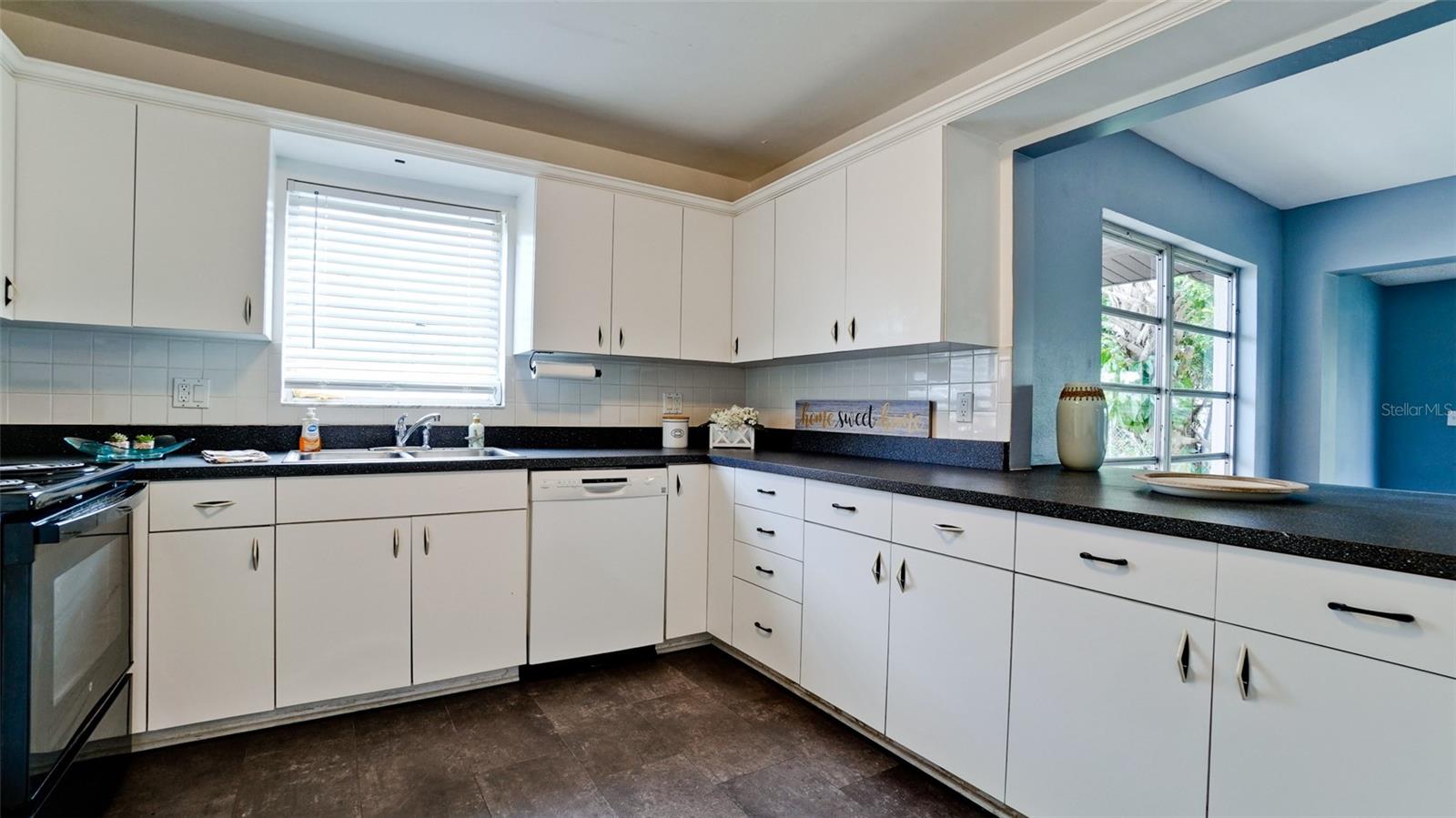 Image 7 of 57 For 3704 17th Avenue W