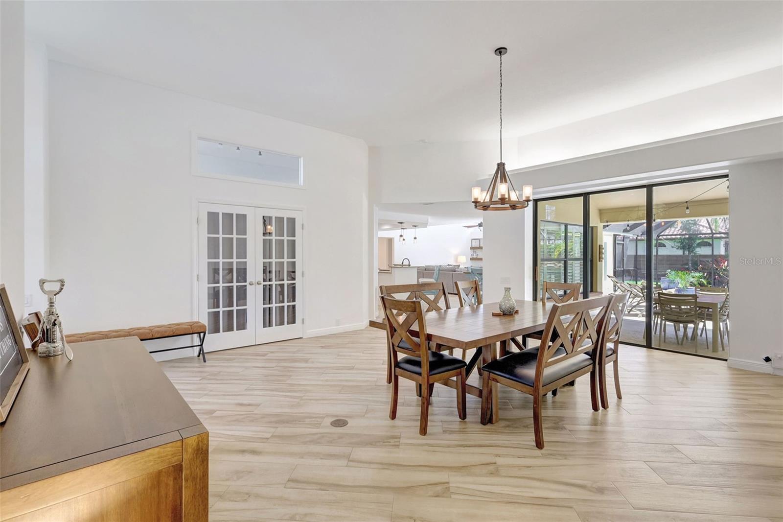 Listing photo id 8 for 4939 Fallcrest Circle