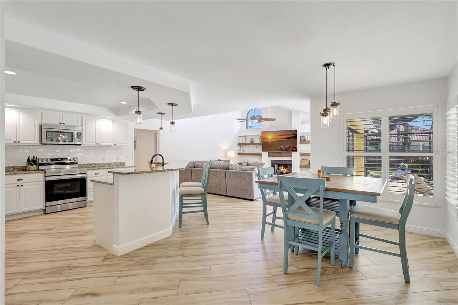 Listing photo id 9 for 4939 Fallcrest Circle