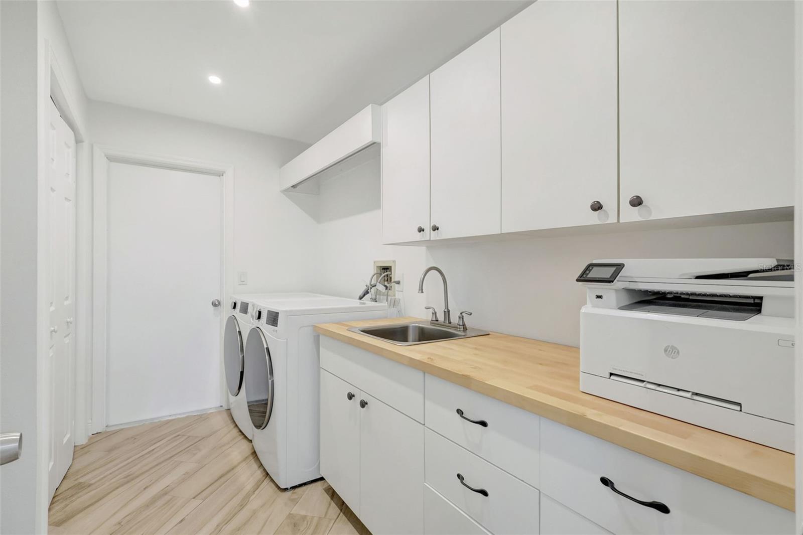 Listing photo id 17 for 4939 Fallcrest Circle