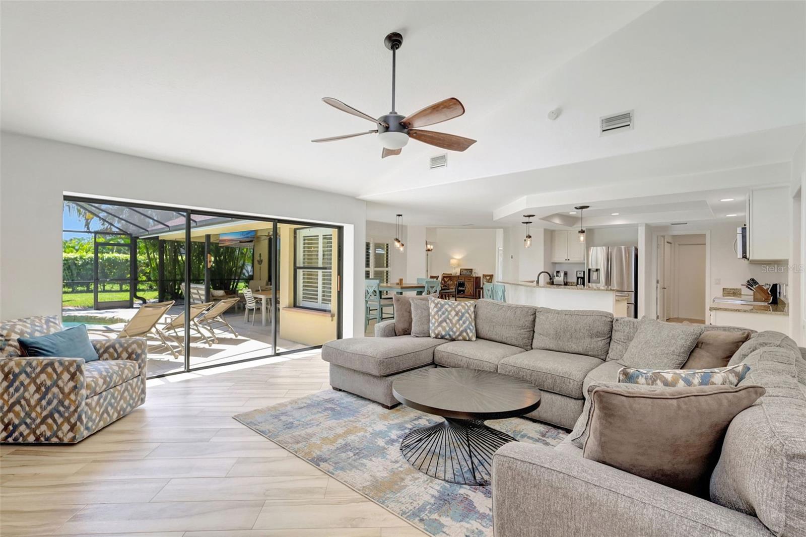 Listing photo id 18 for 4939 Fallcrest Circle