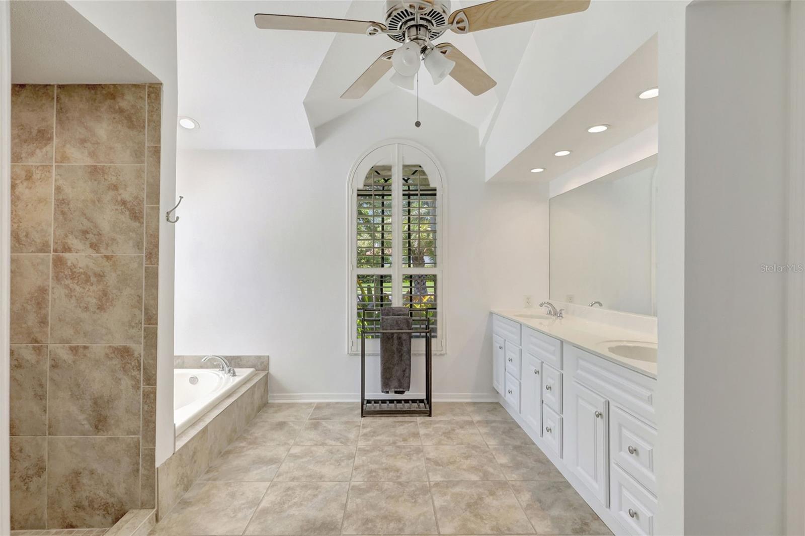 Listing photo id 25 for 4939 Fallcrest Circle