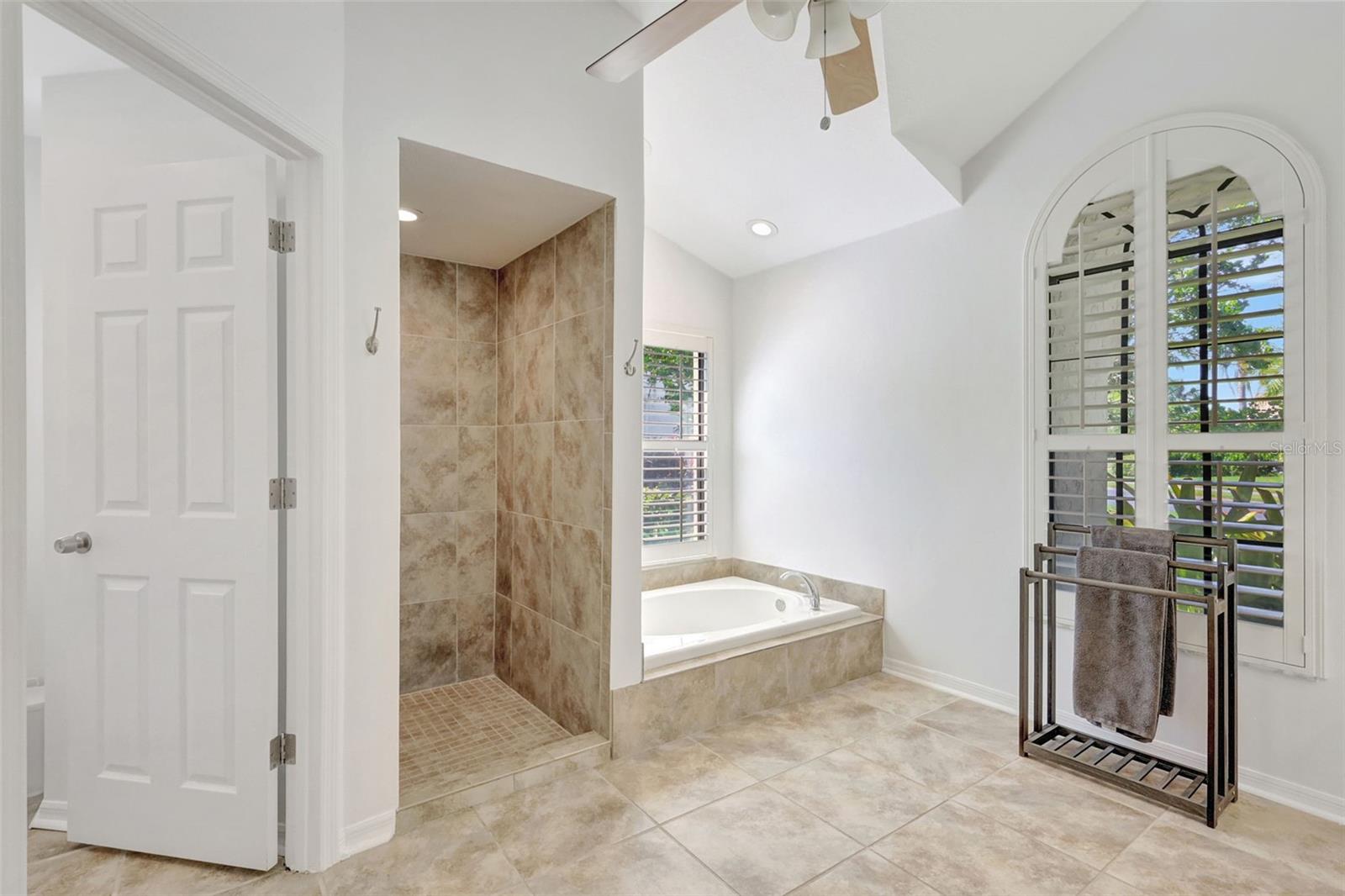 Listing photo id 26 for 4939 Fallcrest Circle