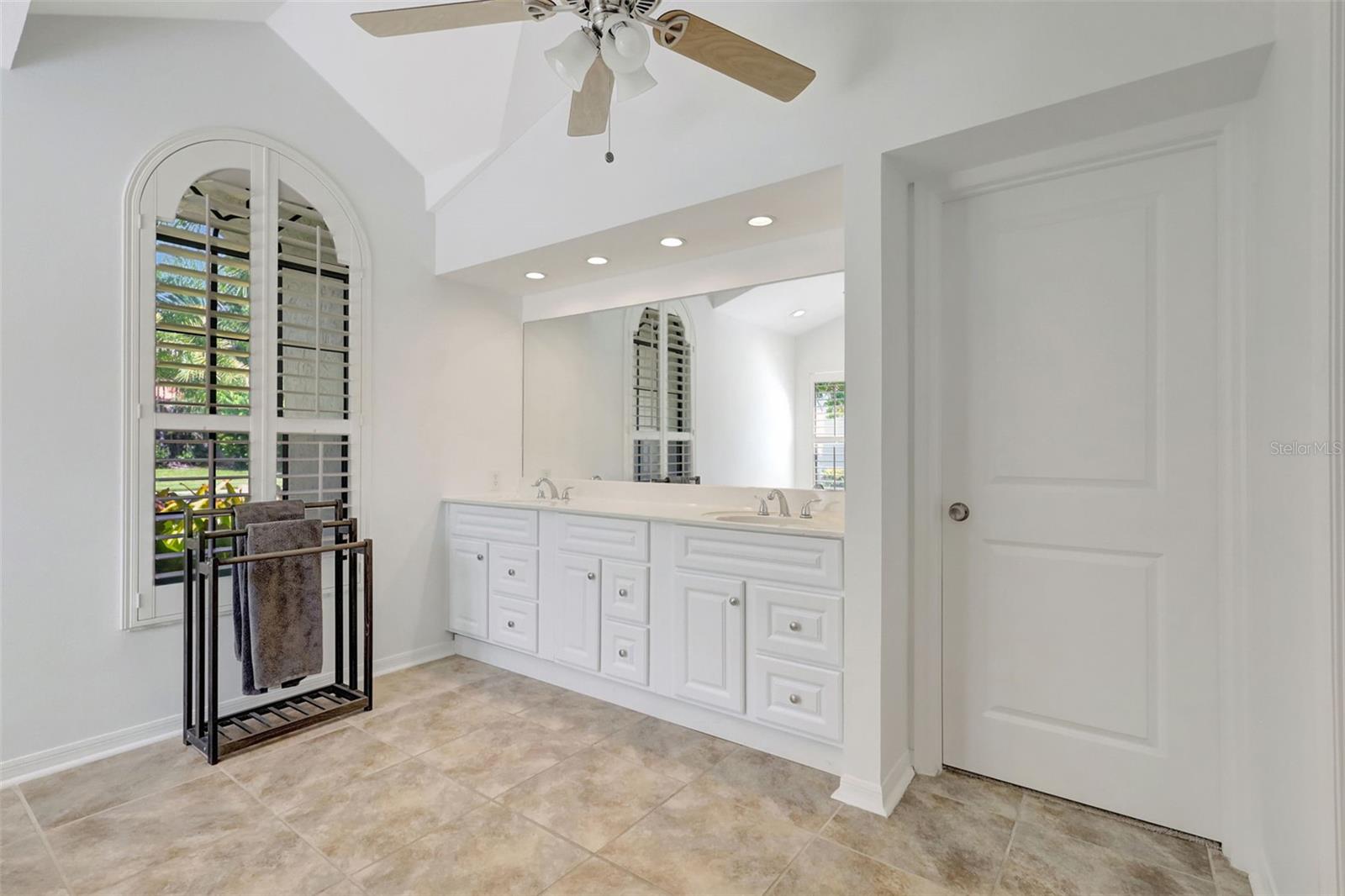 Listing photo id 27 for 4939 Fallcrest Circle