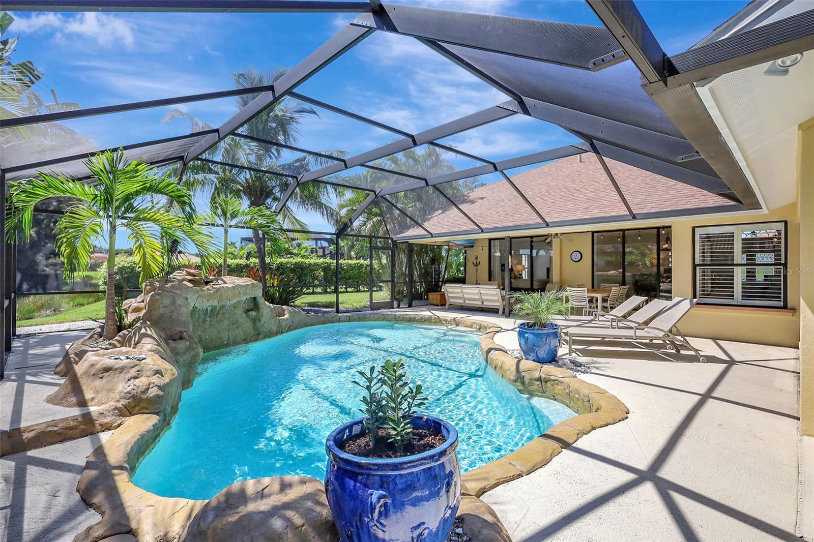 Listing photo id 1 for 4939 Fallcrest Circle