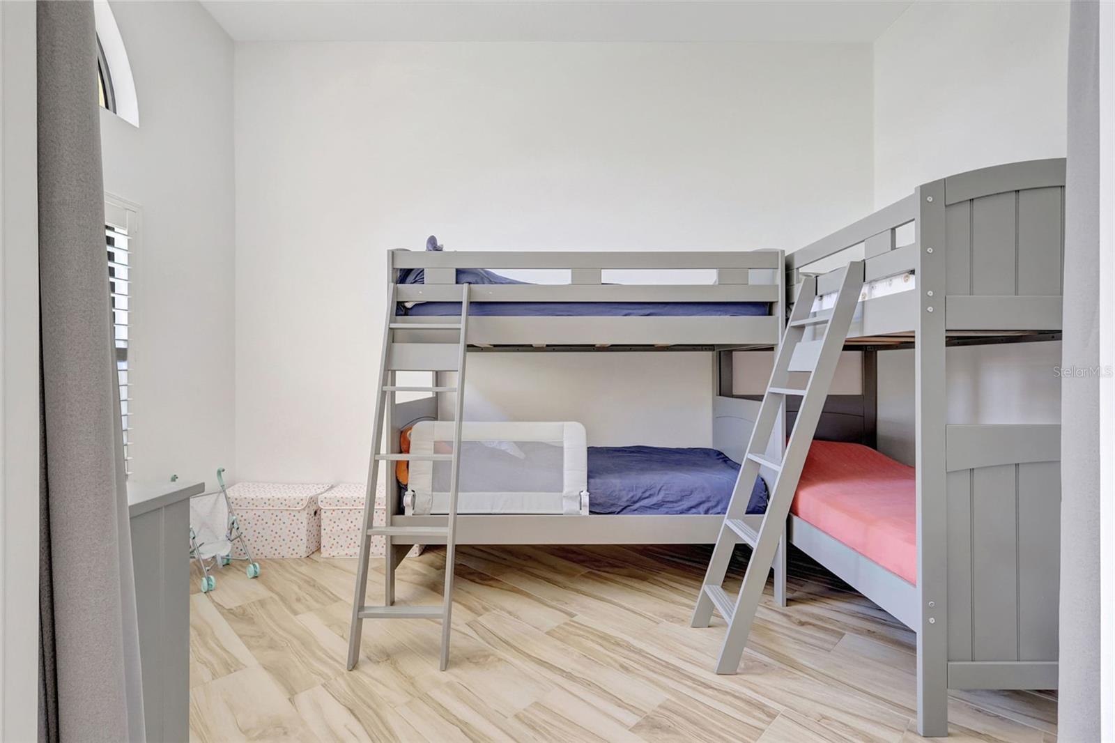 Listing photo id 31 for 4939 Fallcrest Circle