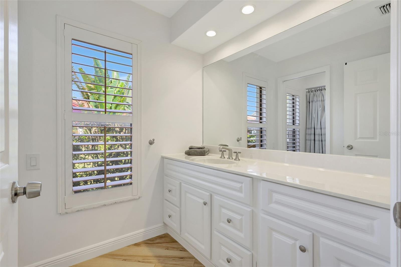 Listing photo id 35 for 4939 Fallcrest Circle