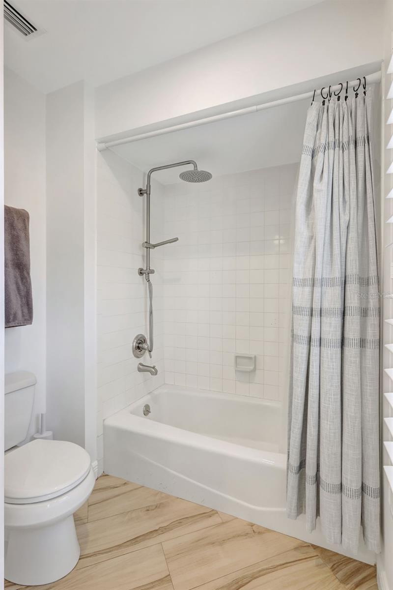 Listing photo id 37 for 4939 Fallcrest Circle