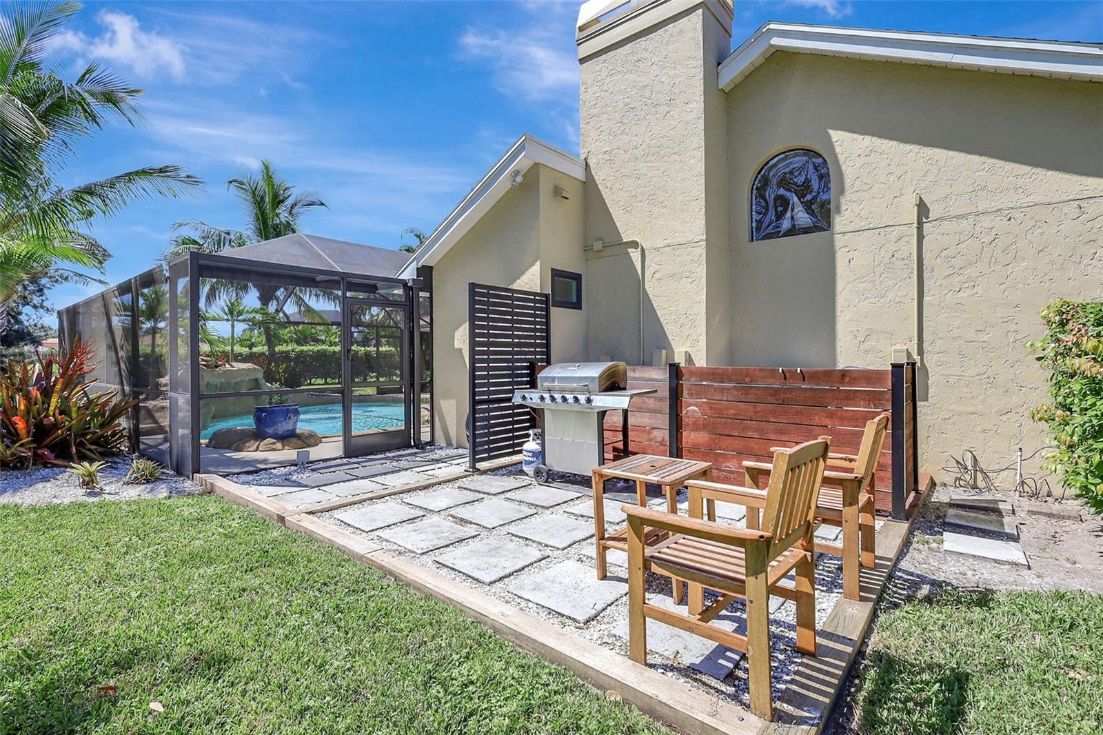 Listing photo id 2 for 4939 Fallcrest Circle