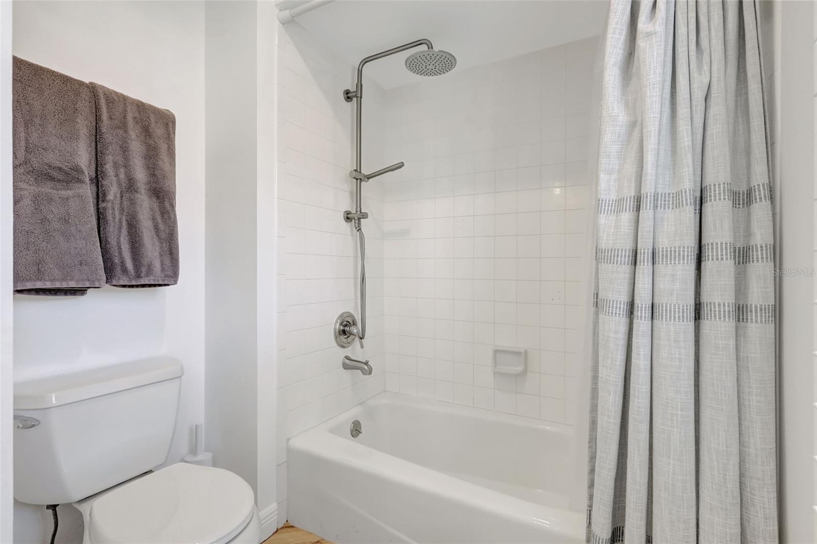 Listing photo id 38 for 4939 Fallcrest Circle