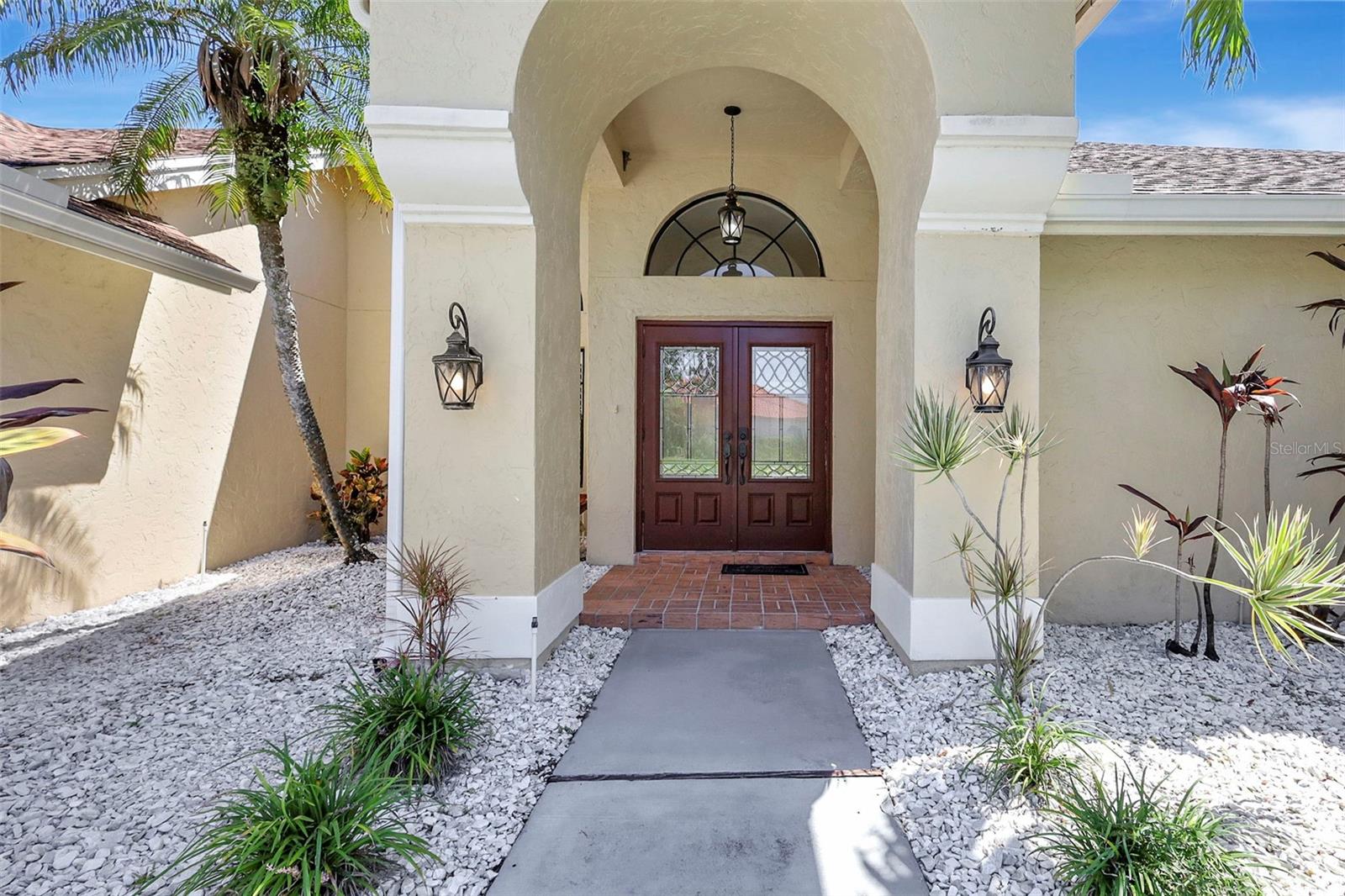 Listing photo id 3 for 4939 Fallcrest Circle