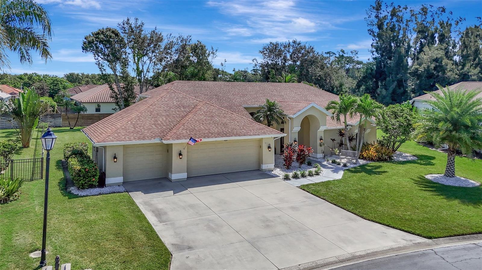 Listing photo id 52 for 4939 Fallcrest Circle