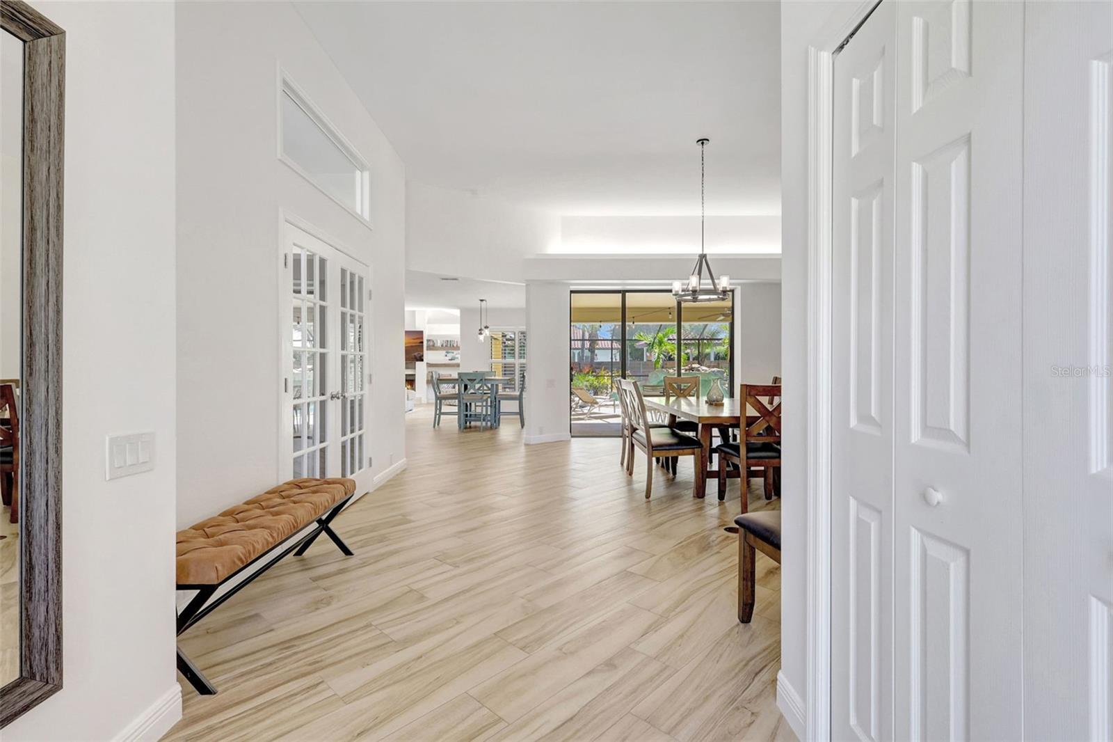 Listing photo id 4 for 4939 Fallcrest Circle