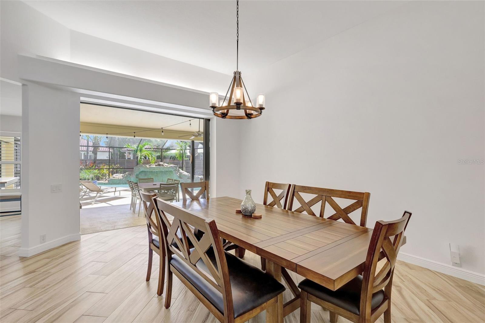 Listing photo id 5 for 4939 Fallcrest Circle