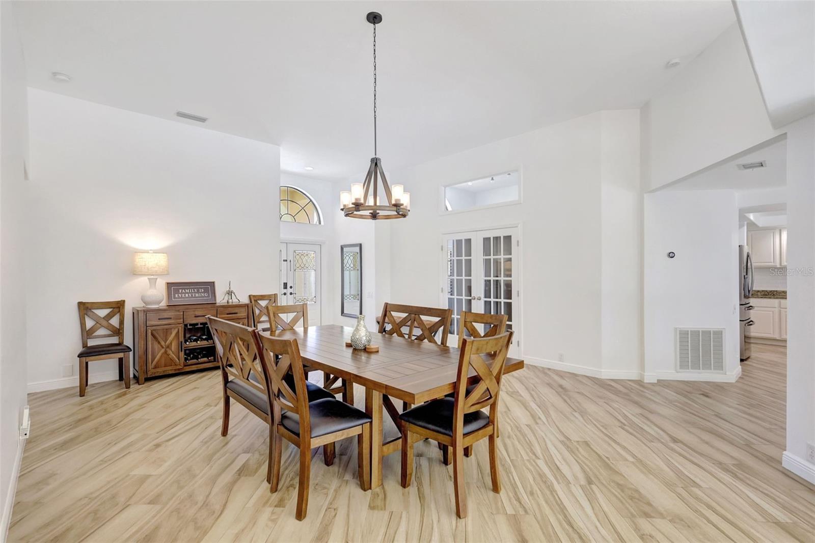 Listing photo id 6 for 4939 Fallcrest Circle