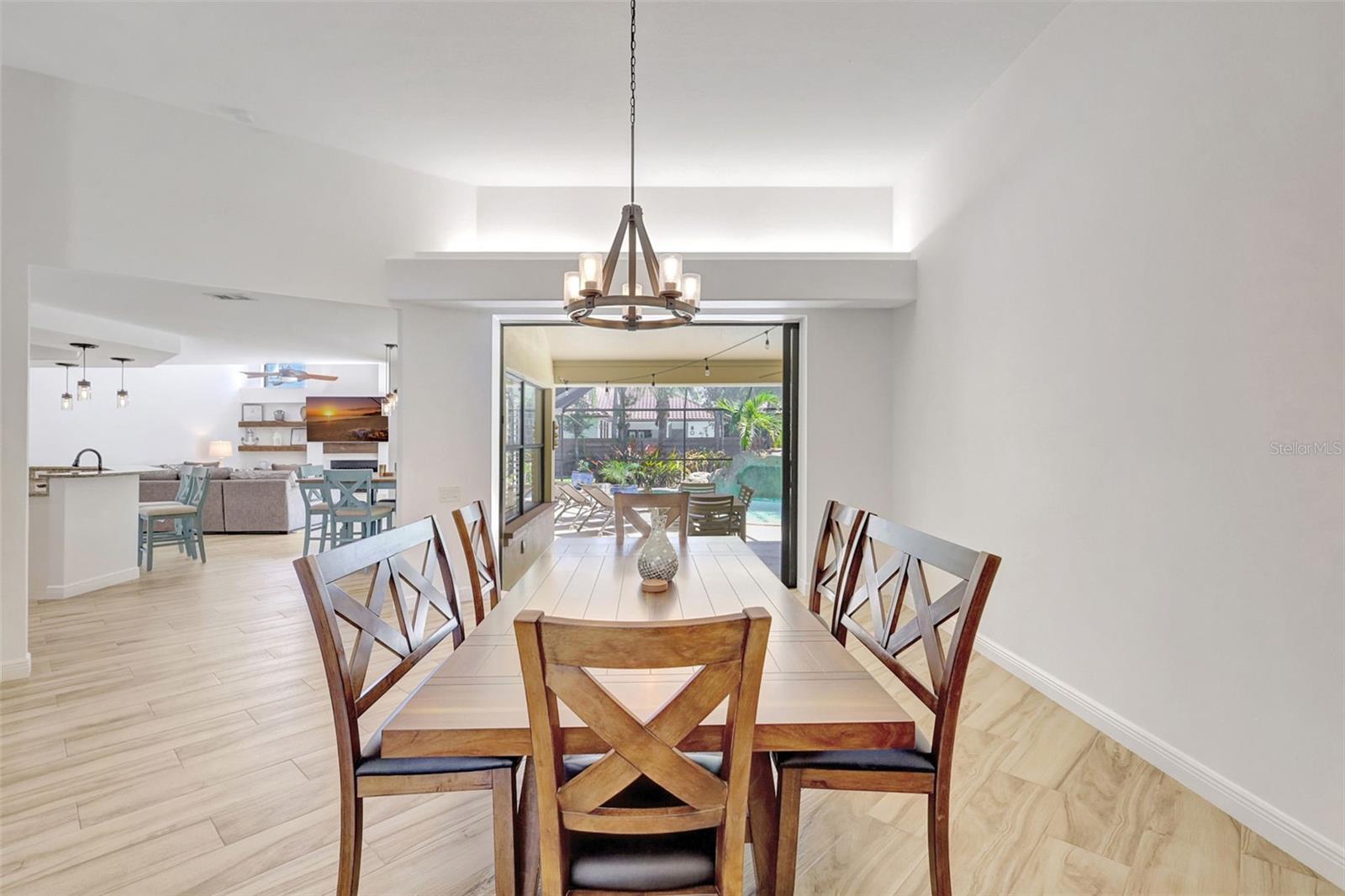 Listing photo id 7 for 4939 Fallcrest Circle