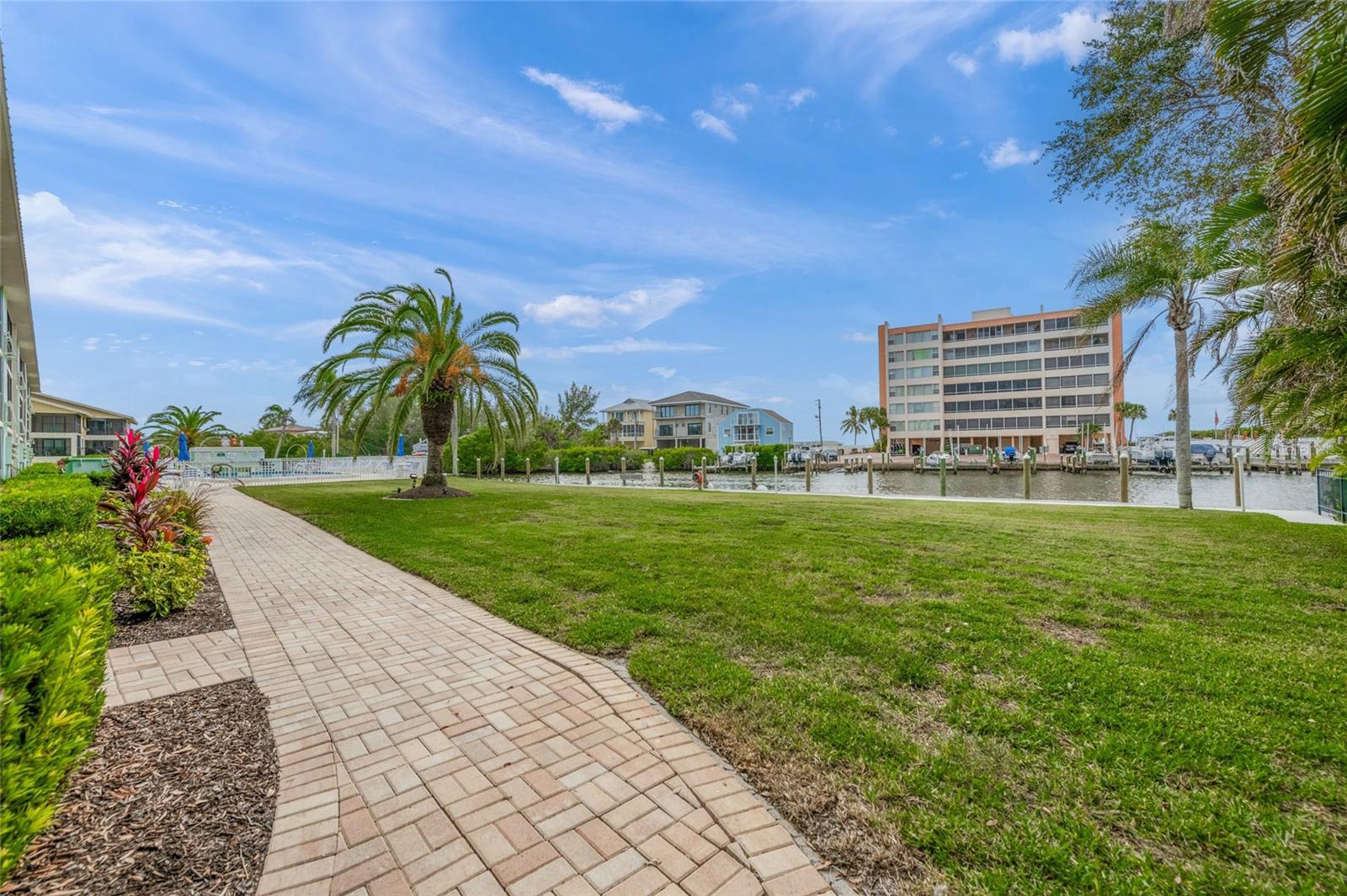 Image 36 of 56 For 9200 Midnight Pass Road 17