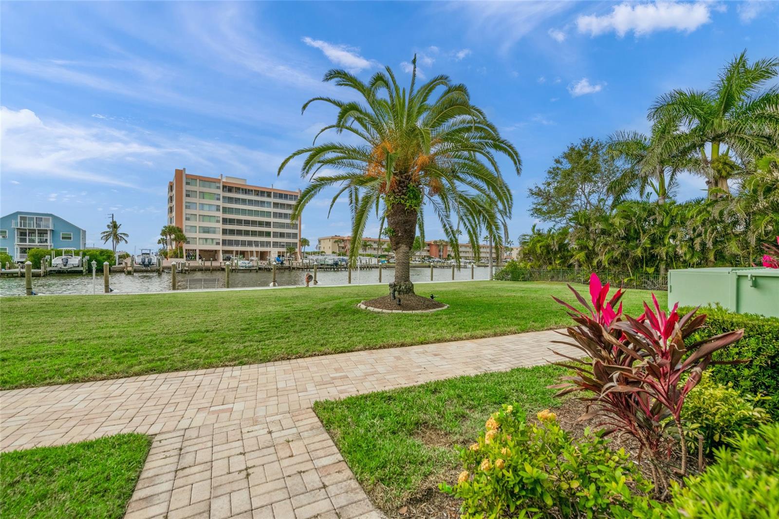 Image 41 of 56 For 9200 Midnight Pass Road 17