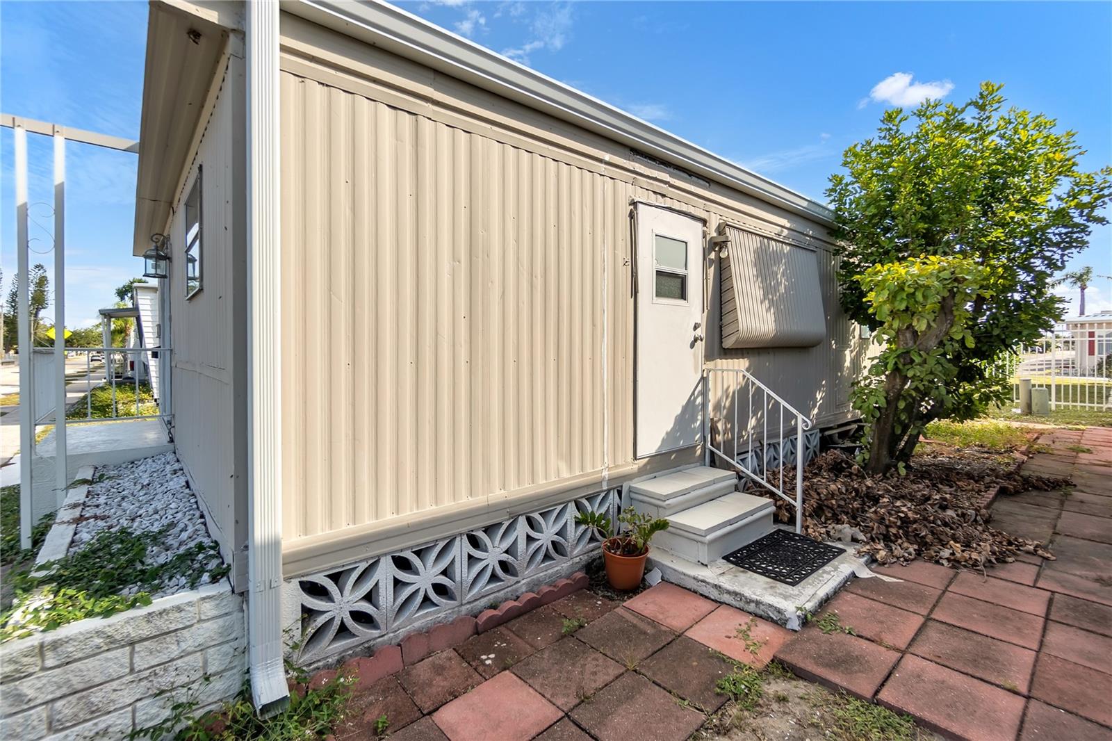 Image 4 of 44 For 1709 21st Avenue W