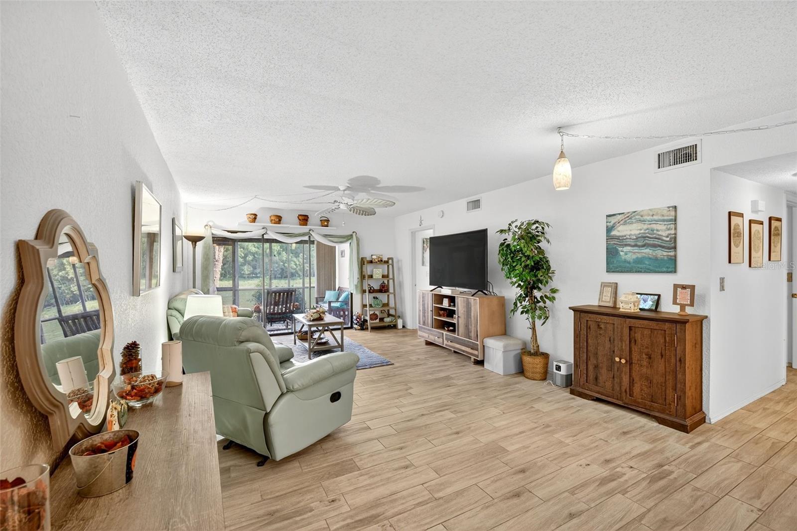 Image 10 of 26 For 4044 Oakview Drive F1-2