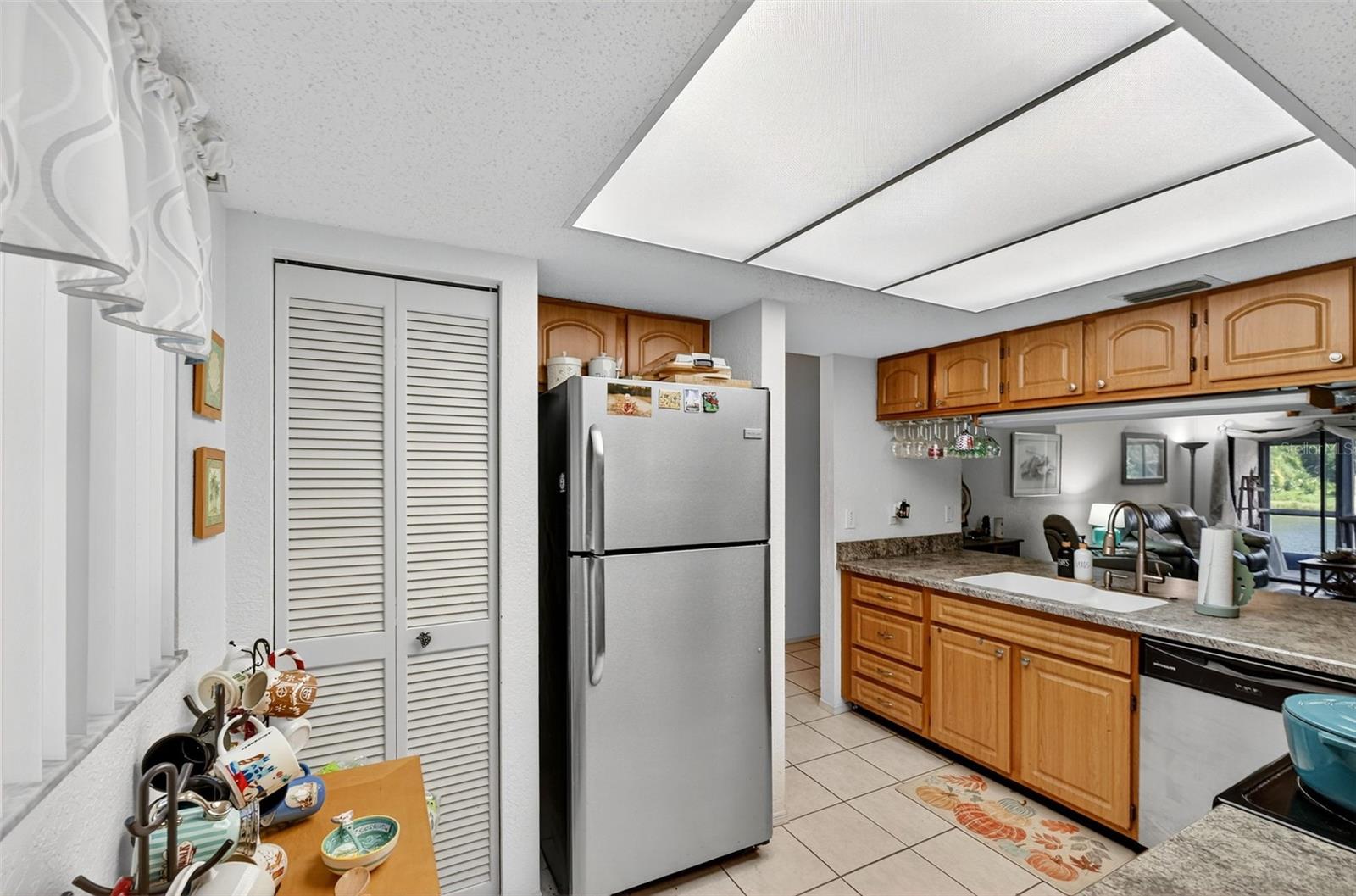 Image 14 of 26 For 4044 Oakview Drive F1-2