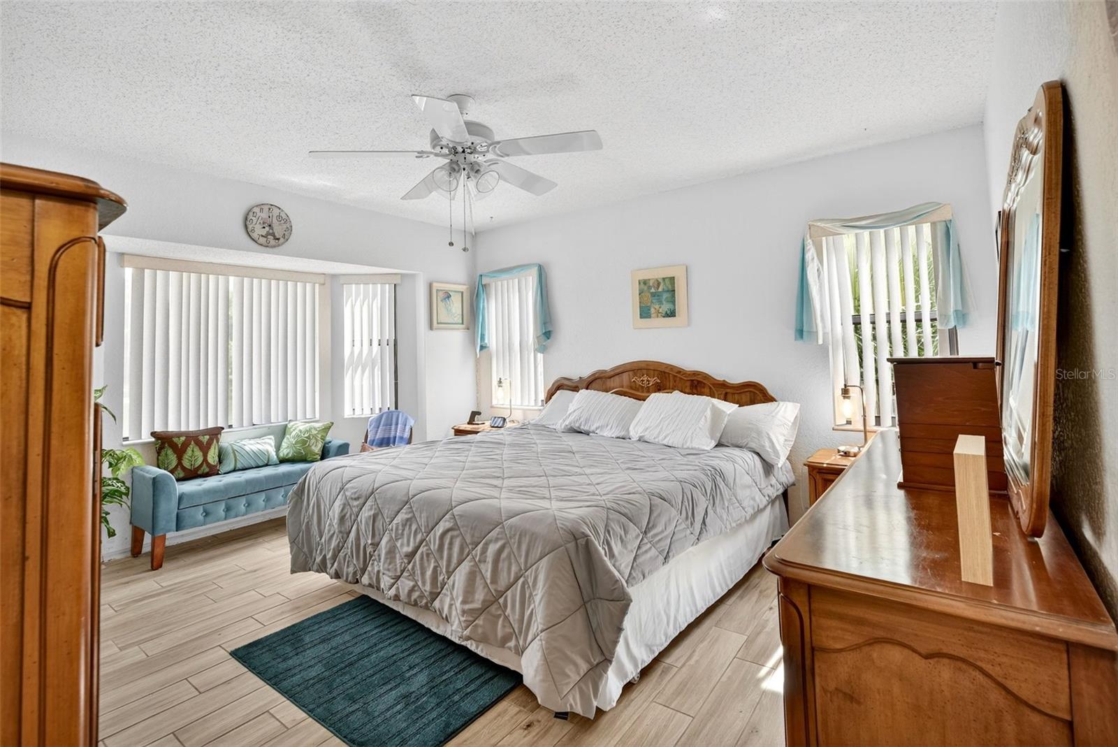 Image 17 of 26 For 4044 Oakview Drive F1-2