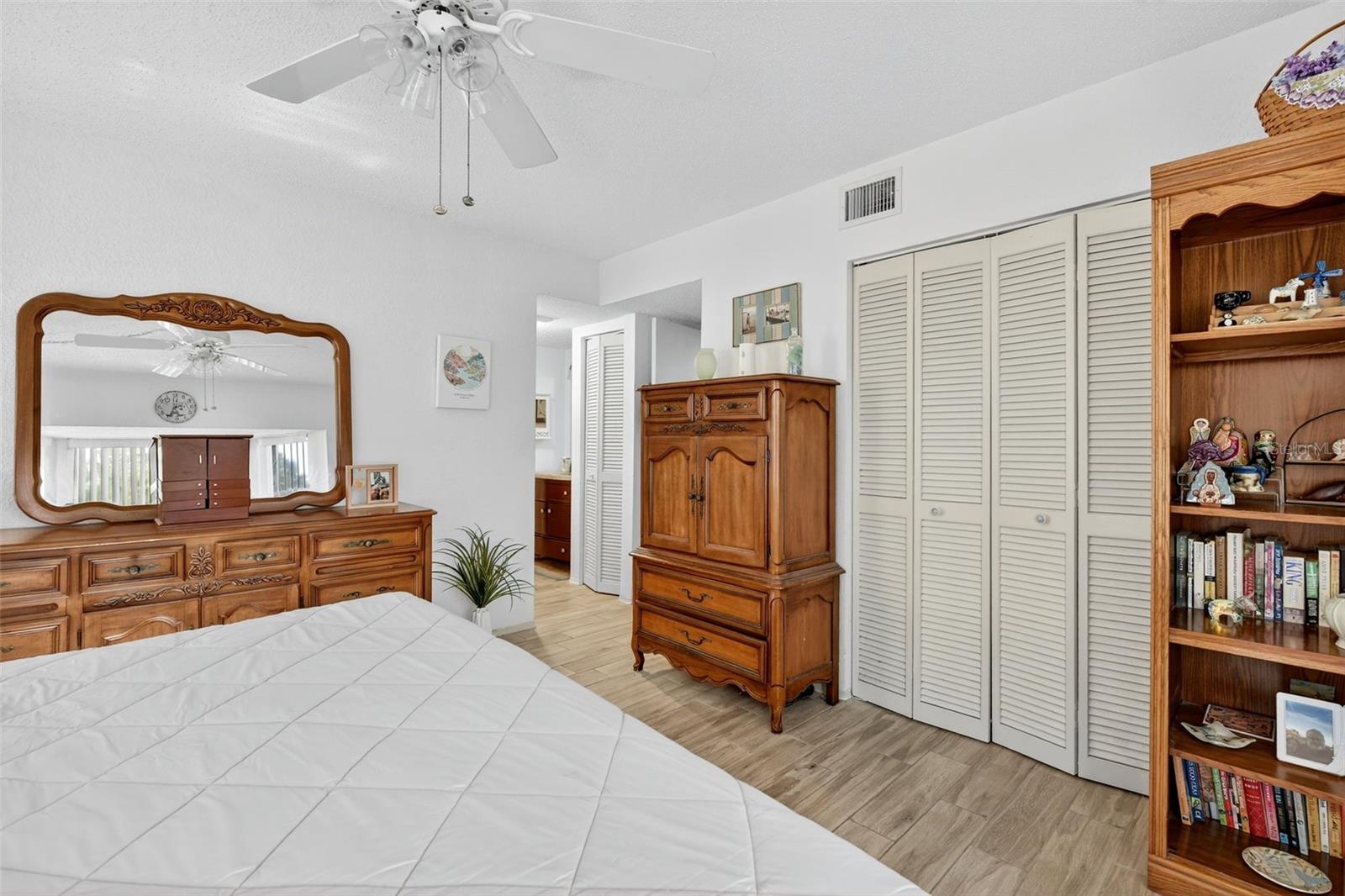 Image 18 of 26 For 4044 Oakview Drive F1-2