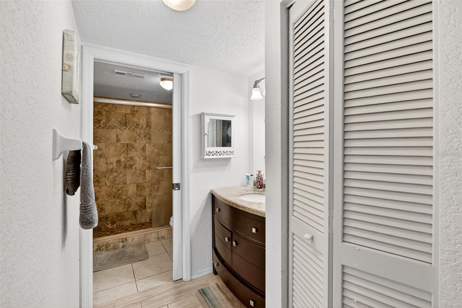 Image 19 of 26 For 4044 Oakview Drive F1-2