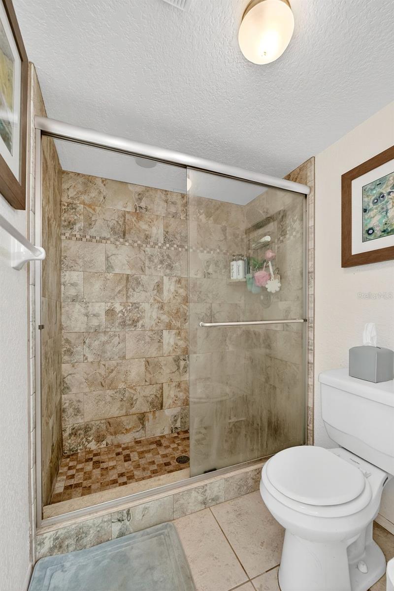 Image 20 of 26 For 4044 Oakview Drive F1-2