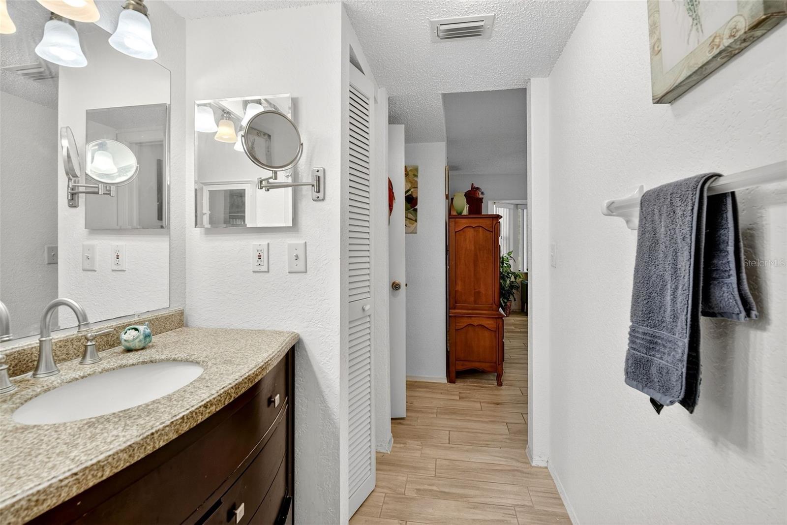 Image 21 of 26 For 4044 Oakview Drive F1-2