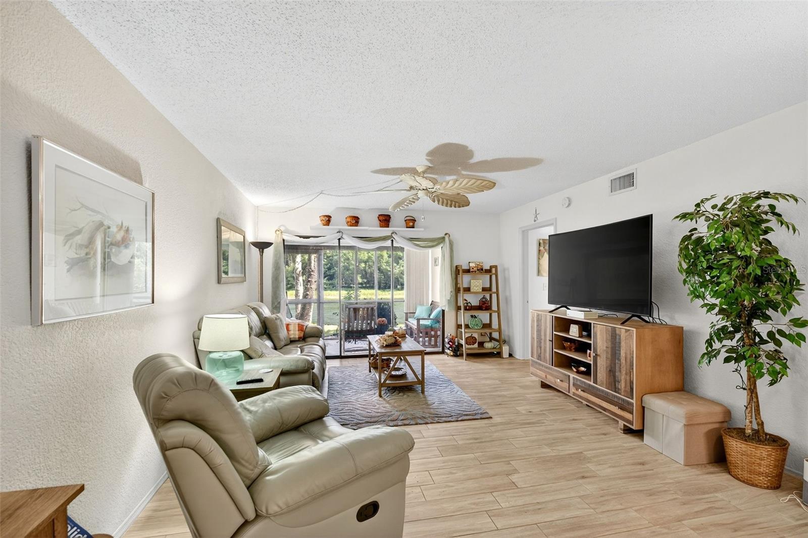 Image 6 of 26 For 4044 Oakview Drive F1-2