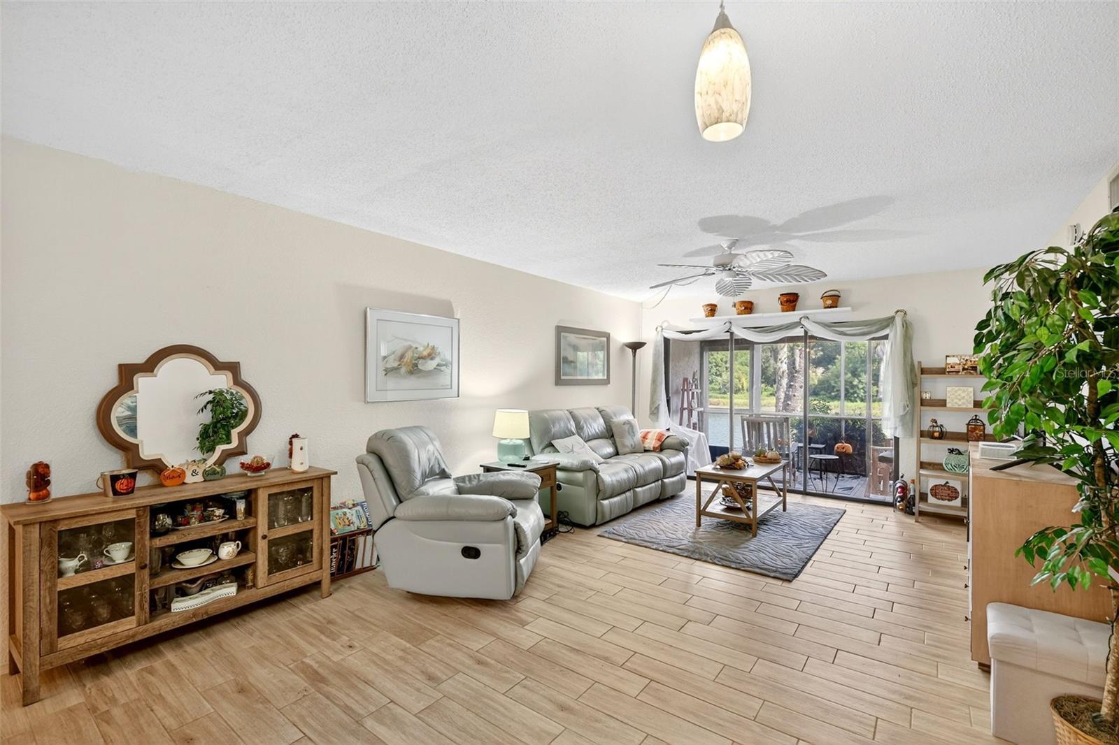 Image 7 of 26 For 4044 Oakview Drive F1-2