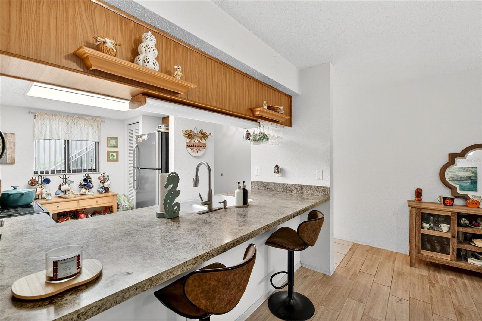 Image 8 of 26 For 4044 Oakview Drive F1-2