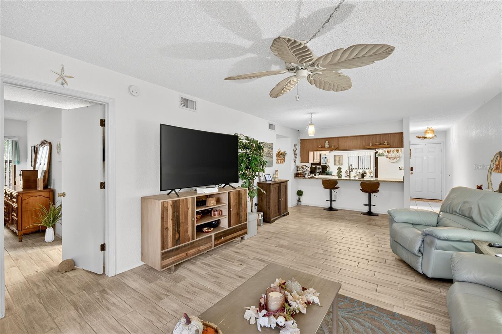 Image 9 of 26 For 4044 Oakview Drive F1-2