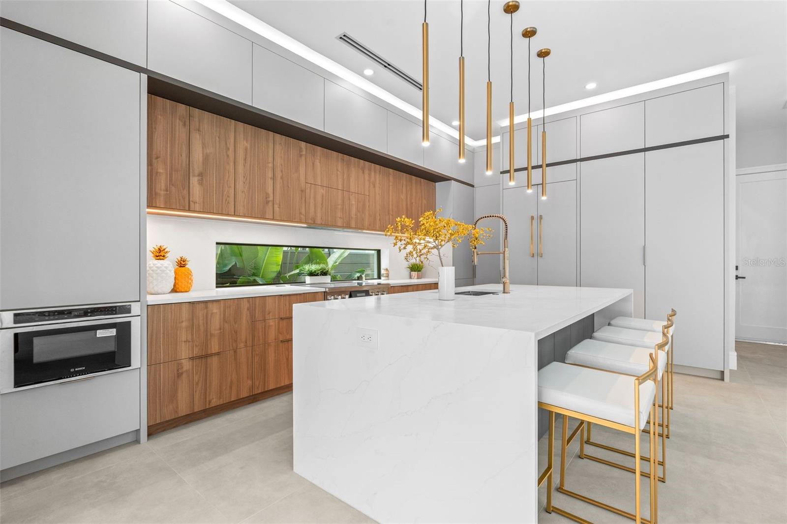 Listing photo id 8 for 1683 Siesta Drive