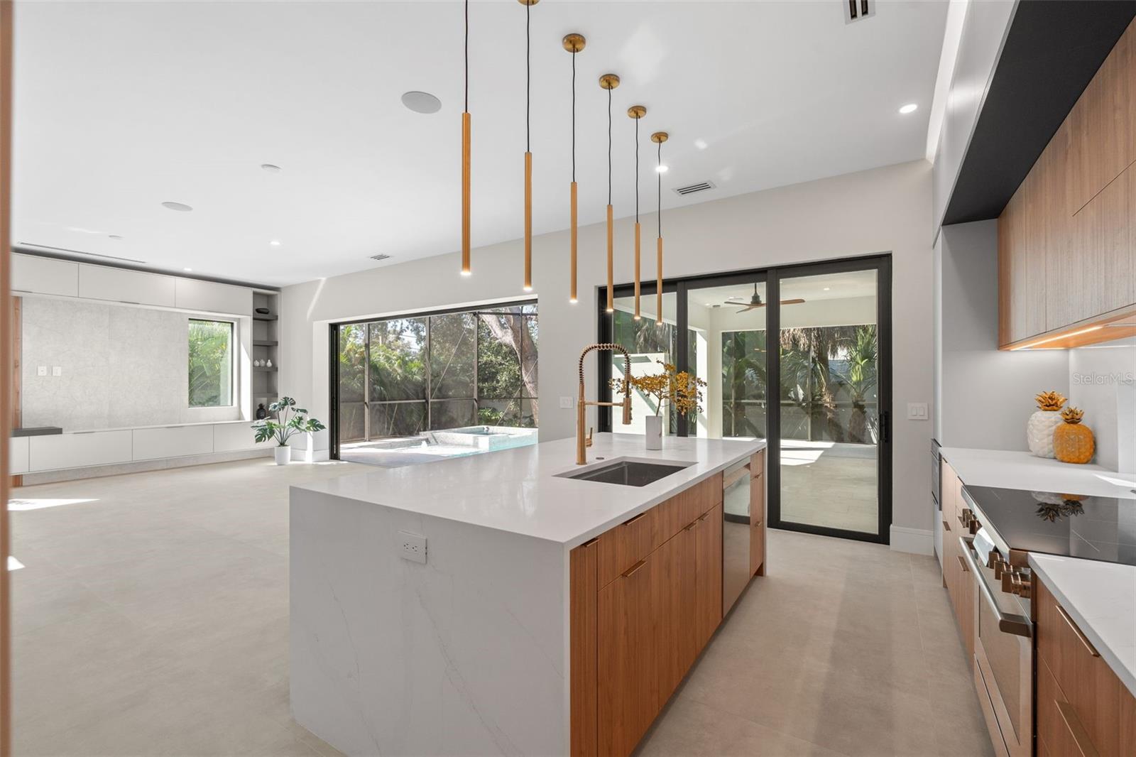 Listing photo id 9 for 1683 Siesta Drive