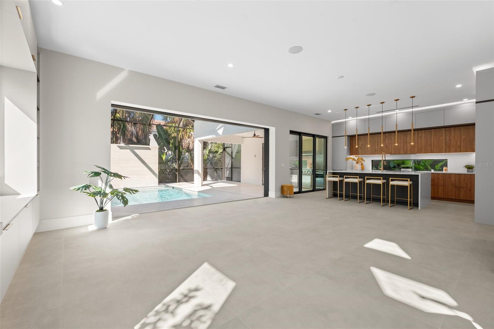 Listing photo id 13 for 1683 Siesta Drive