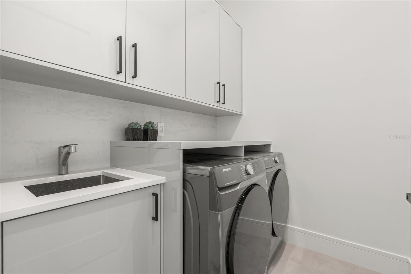 Listing photo id 14 for 1683 Siesta Drive