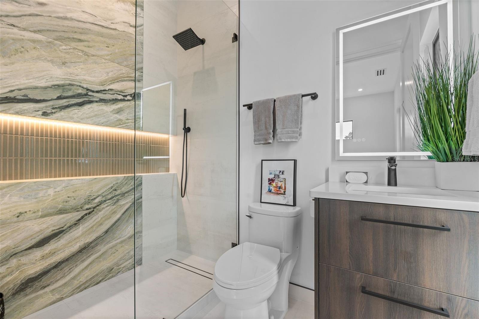 Listing photo id 15 for 1683 Siesta Drive